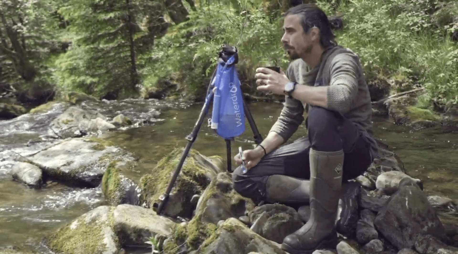 Tragbarer Wasserfilter-Strohhalm von Waterdrop mit zusammenklappbarer Wasserflasche und Schwerkraft-Wassertasche